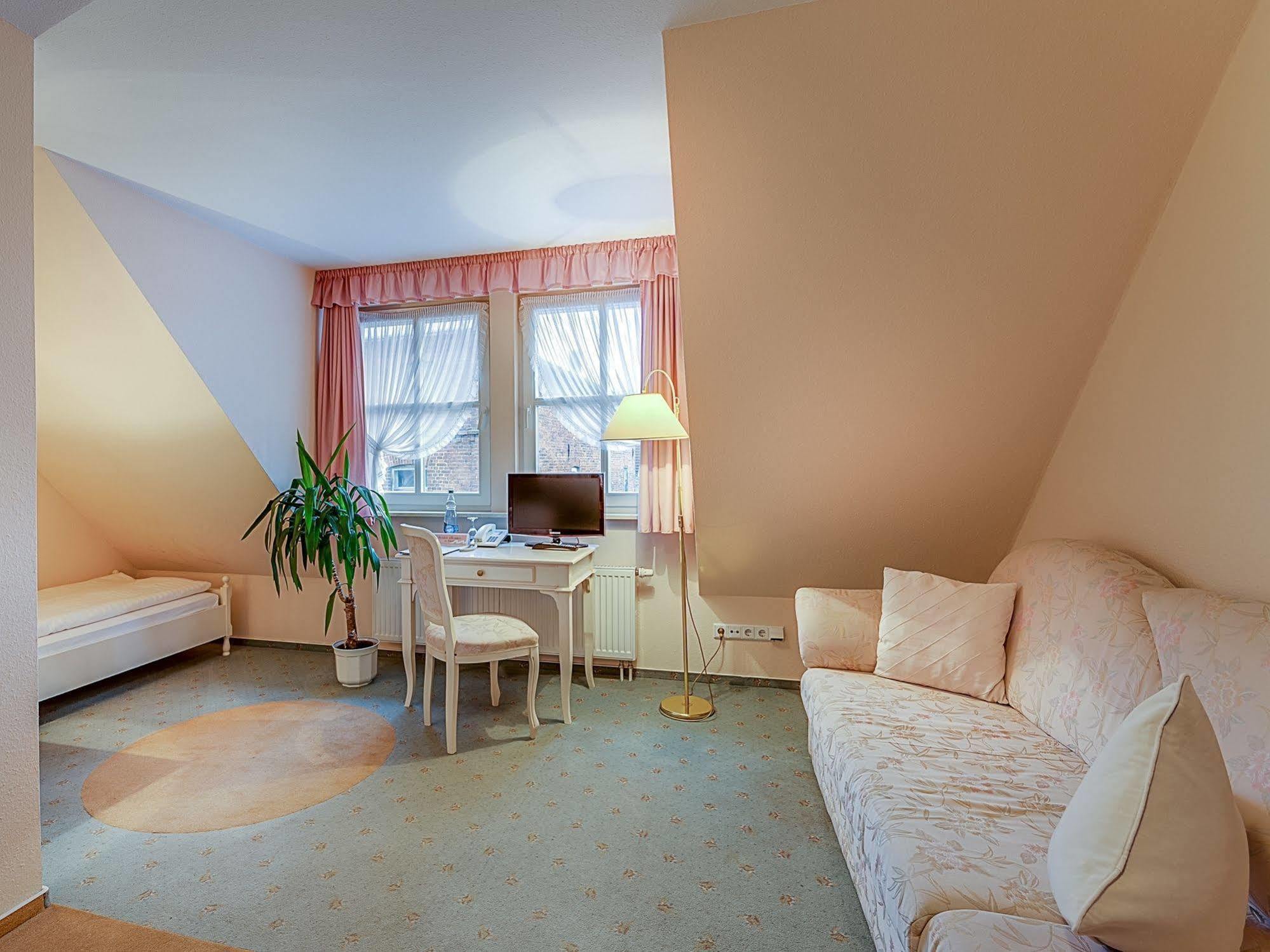 Hotel zur Burg Burg Stargard Exterior foto